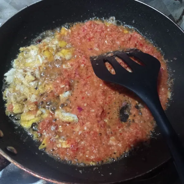 Buat telur orak-arik sampai matang, lalu masukkan bumbu halus. Masak sampai matang.