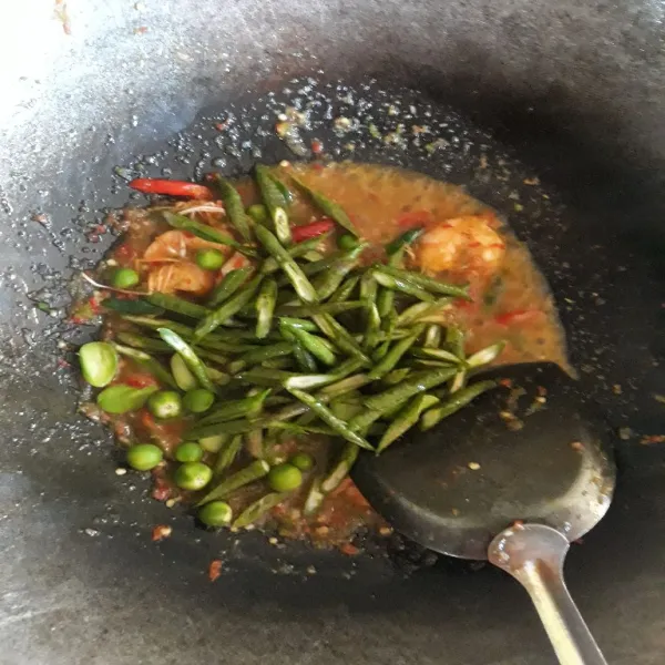 Tambahkan irisan bawang,cabe dan tomat. Masukkan kacang panjang,pete dan rimbang.