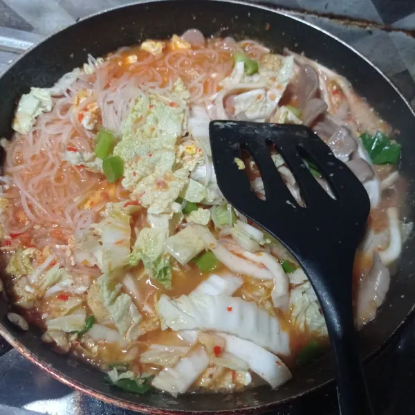 Terakhir masukkan sawi, sosis, daun bawang, jamur, dan bihun, lalu aduk rata. Masak sampai matang dan cicipi rasanya. Kemudian angkat dan sajikan.