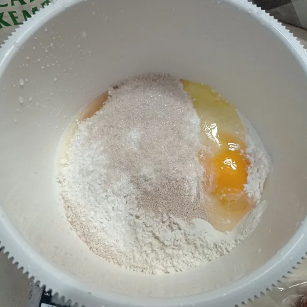 Masukan tepung, gula, ragi, dan telur ke dalam wadah.