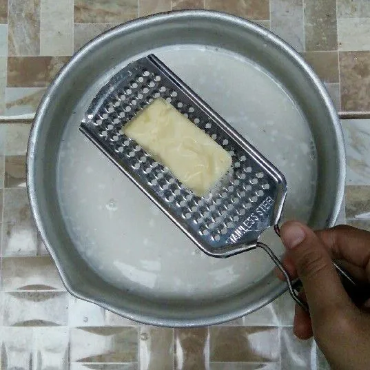 Masukkan keju parut.