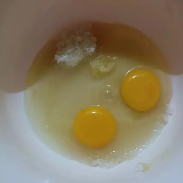 Campur telur, gula dan sp dalam wadah.