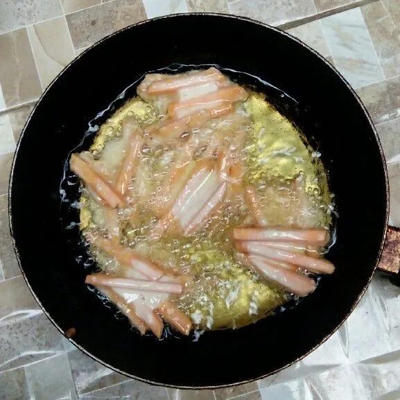 Goreng ubi ke dalam minyak panas.