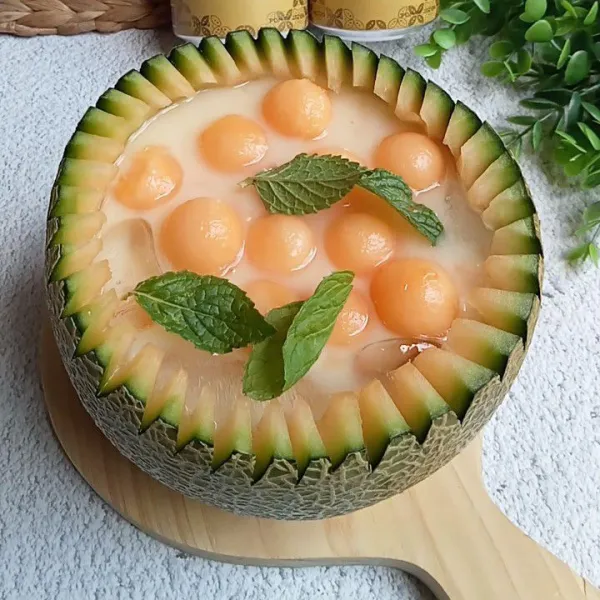 Beri daun peppermint diatasnya dan siap disajikan.