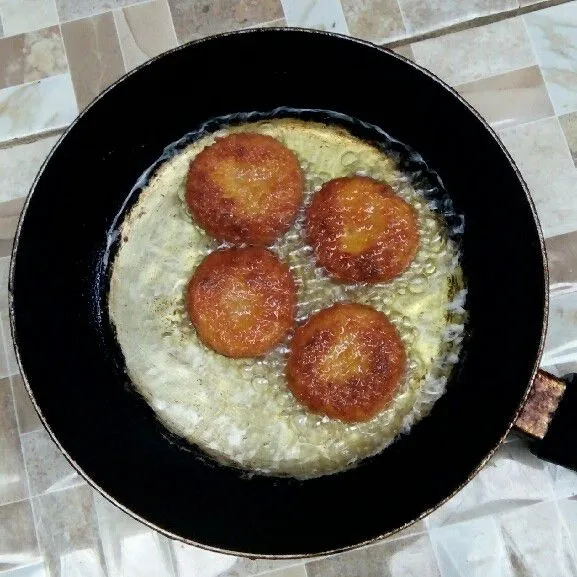 Goreng ke dalam minyak hingga matang.