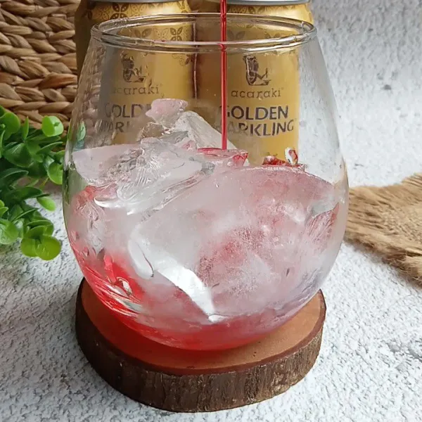 Tambahkan sirup cocopandan.