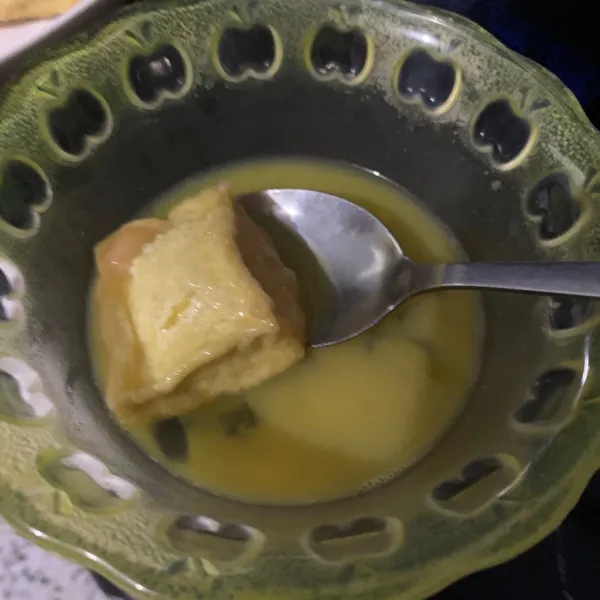 Masukkan tahu lalu balur dengan rata.