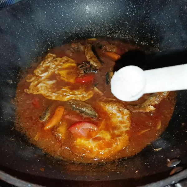 Bumbui dengan garam, lada bubuk, gula pasir dan kaldu jamur. Masak sampai meresap, koreksi rasanya dan siap disajikan.