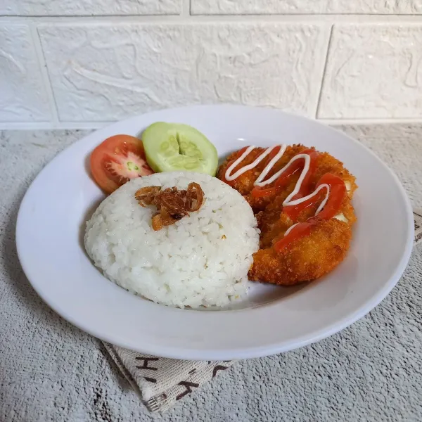 Sajikan dengan nasi hangat, saos pedas, mayonnaise dan lalapan.
