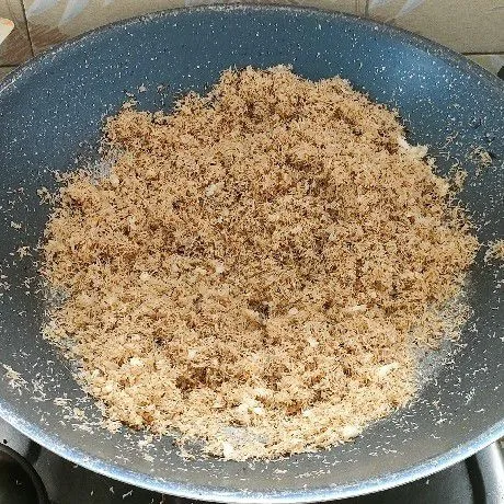 Sangrai kelapa sampai kecoklatan. Angkat.