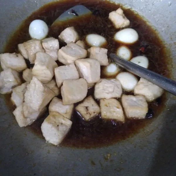 Masukkan tahu dan telur puyuh