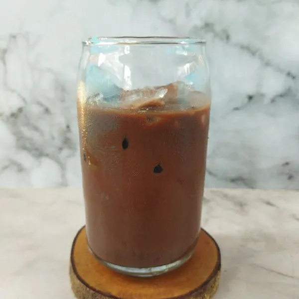 Tuang susu coklat setinggi 3/4 gelas.