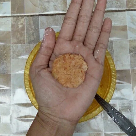 Aduk rata. Ambil sejumput adonan. Bentuk sesuai selera.
