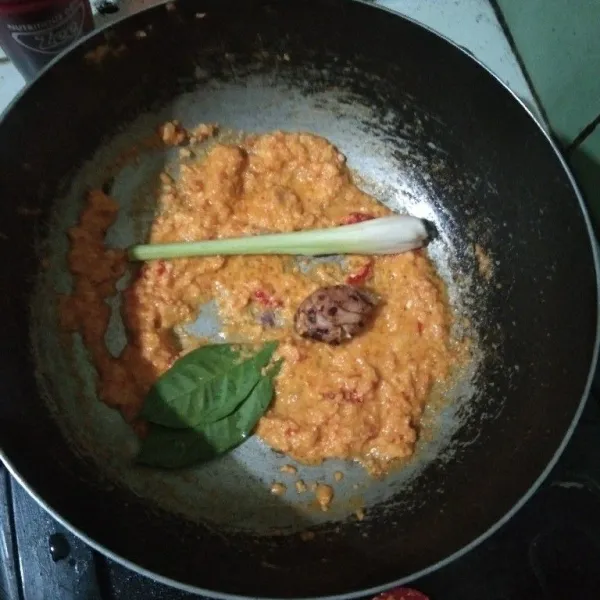 Siapkan wajan panas. Tuang minyak goreng. Masukan bumbu halus, tambahkan serai, daun salam, lengkuas. Tumis sampai wangi.