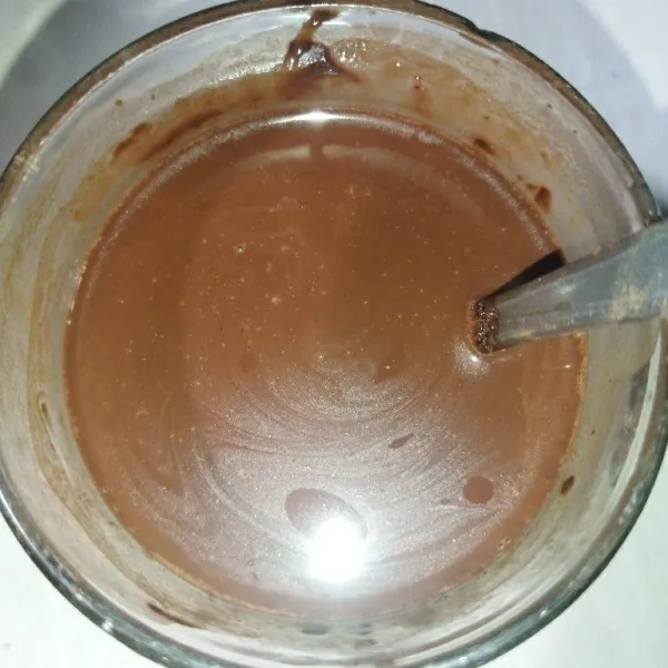 Tambahkan air panas, aduk rata, diamkan hingga suhu ruang.