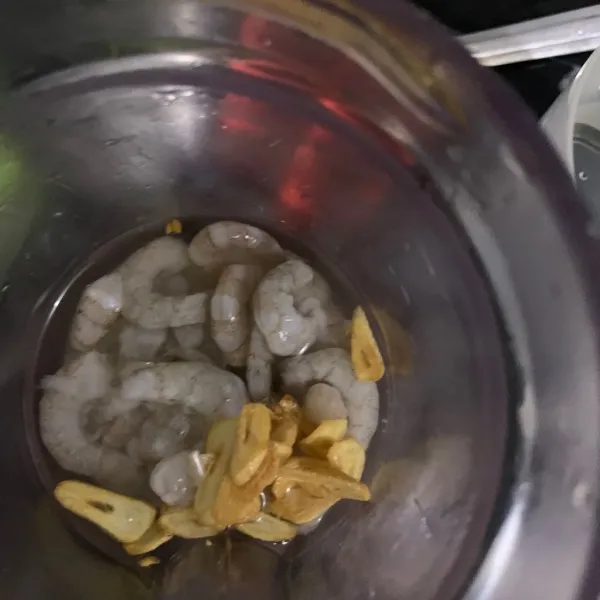 Blender udang dan bawang putih goreng kemudian campurkan dengan tepung sagu. Beri garam dan kaldu jamur, aduk merata.
