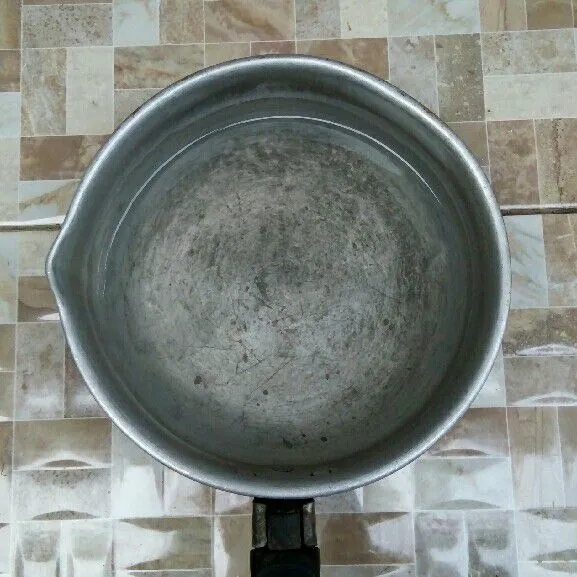 Masukkan air ke dalam panci.