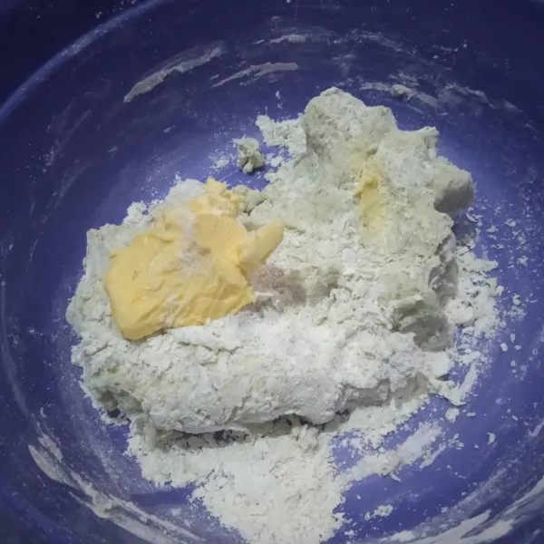 Masukkan larutan air pandan ke campuran tepung, aduk rata. Masukkan margarin dan garam, lalu ulen sampai kalis.