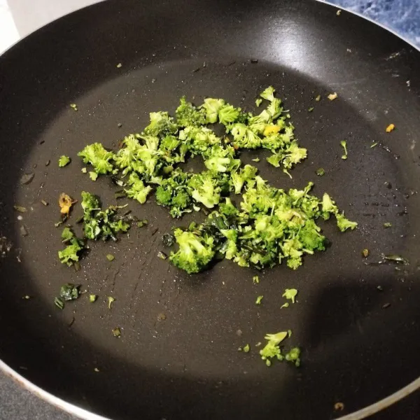 Lalu masukkan brokoli. Aduk terus hingga brokoli layu sekitar 1-2 menit.