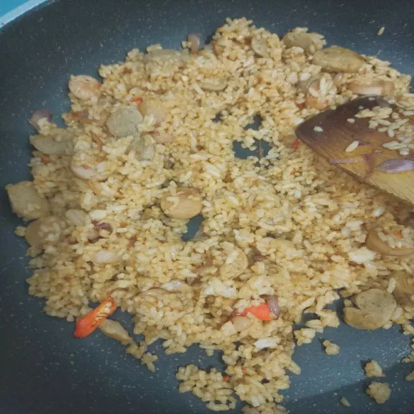 Tambahkan penyedap rasa, garam, dan kecap aduk hingga bumbu meresap.