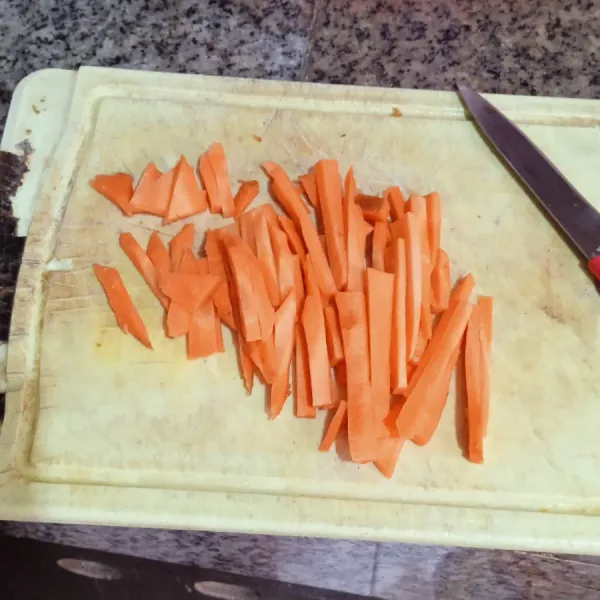 Potong wortel seperti korek.