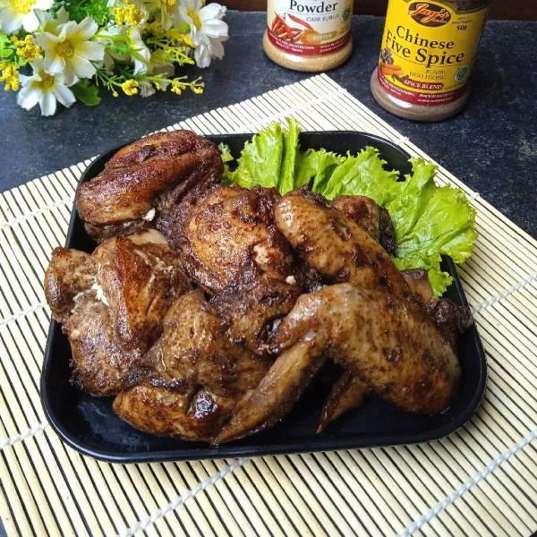 Angkat dan tiriskan. Tata ayam di piring dengan hiasan selada. Siap disajikan.