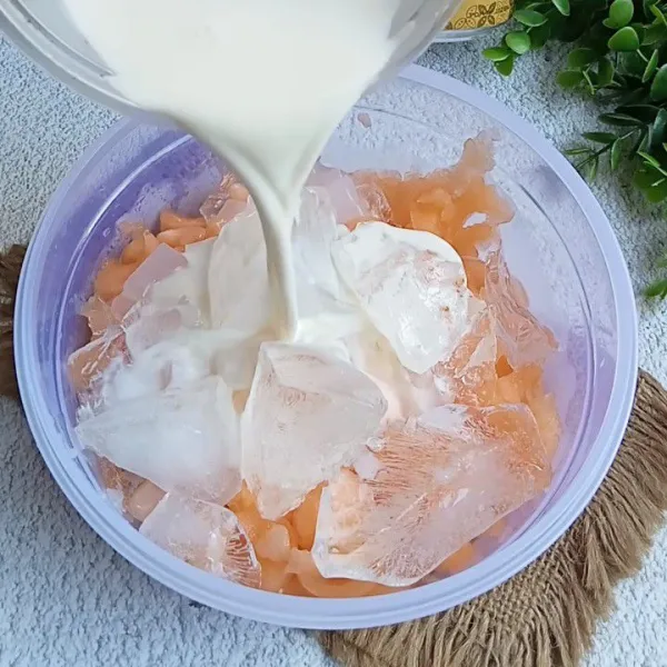 Tambahkan susu cair dan es batu.