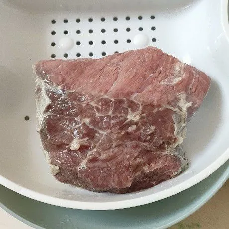 Siapkan daging, potong sesuai selera.