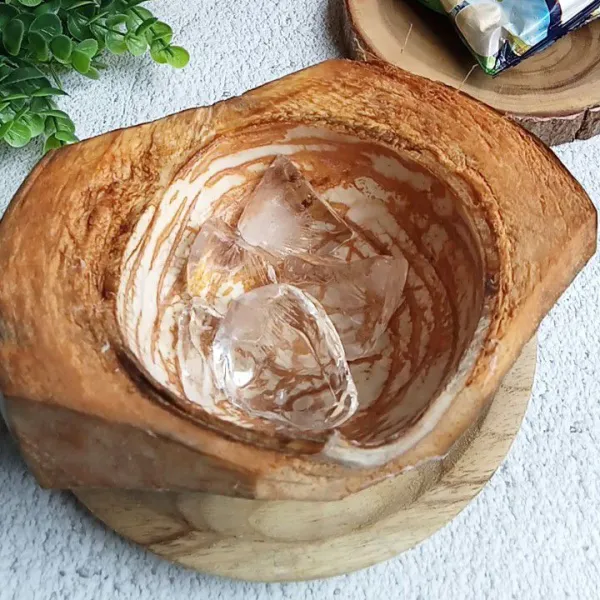 Masukkan es batu dalam wadah saji.