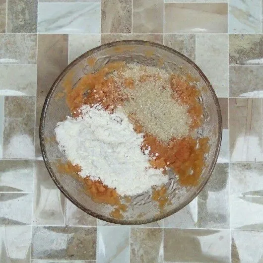 Masukkan tepung terigu, tepung maizena, susu bubuk, gula pasir, garam dan vanili bubuk.