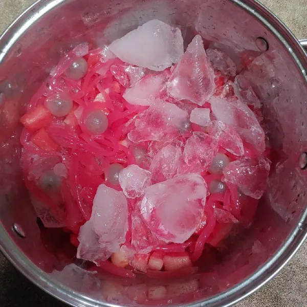 Tuang ke dalam panci atau wadah besar. Semangka, kelengkeng, jelly dan es batu.