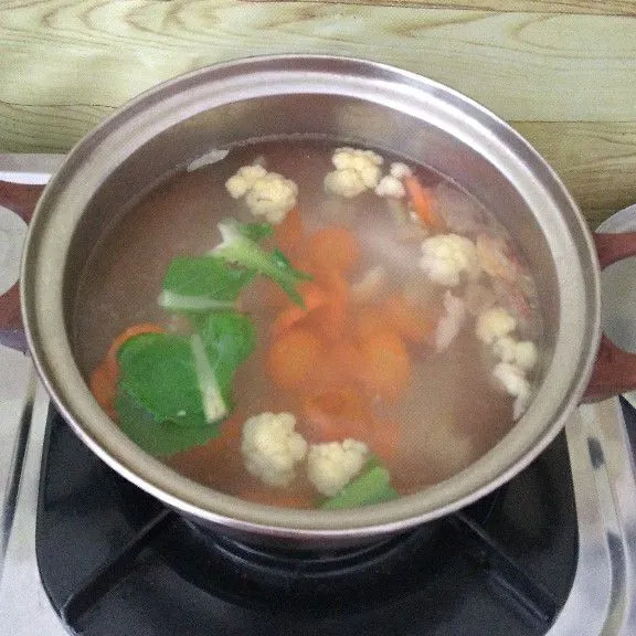 Masukkan wortel dan kembang kol masak hingga empuk.