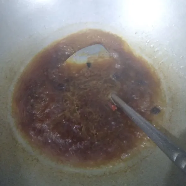 Masukkan garam, gula, kecap, cengkeh, merica, bunga lawang dan biji pala