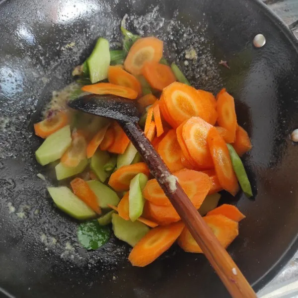 Masukkan sayur dan masak hingga layu