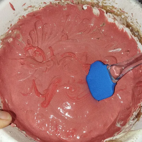 Aduk dengan spatula hingga homogen