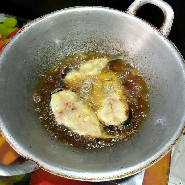 Cuci bersih ikan patin, lumuri dengan air perasan jeruk nipis, tunggu sekitar 5 menit, bilas tiriskan lalu goreng hingga matang