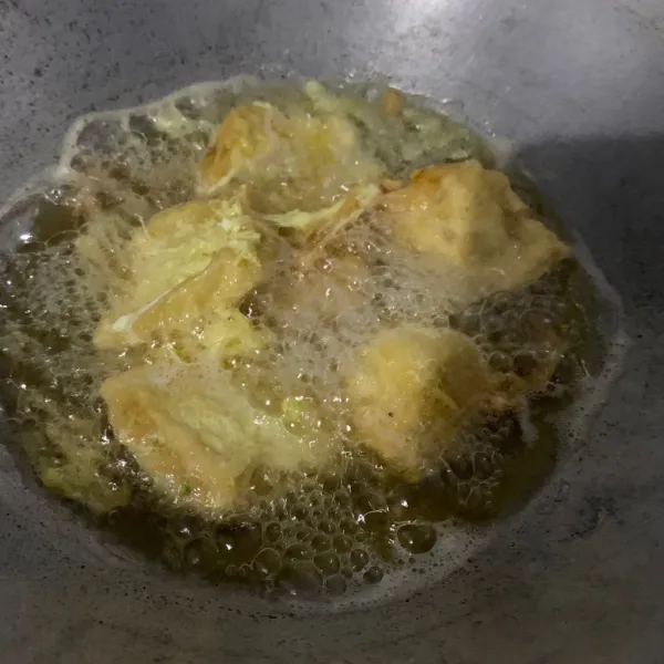 Goreng dalam minyak panas dan balik kedua sisinya. Angkat dan sajikan.