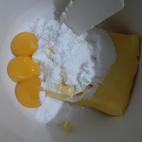 Lembutkan dengan spatula kue margarin, gula halus dan kuning telur. Tidak perlu sampai creamy cukup teraduk rata saja.