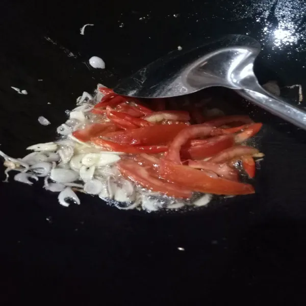 Panaskan minyak tumis bawang merah dan bawang putih hingga harum lalu masukkan tomat dan cabe merah.