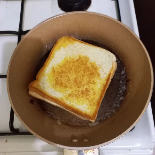 Panggang hingga kedua sisi roti berubah warna.