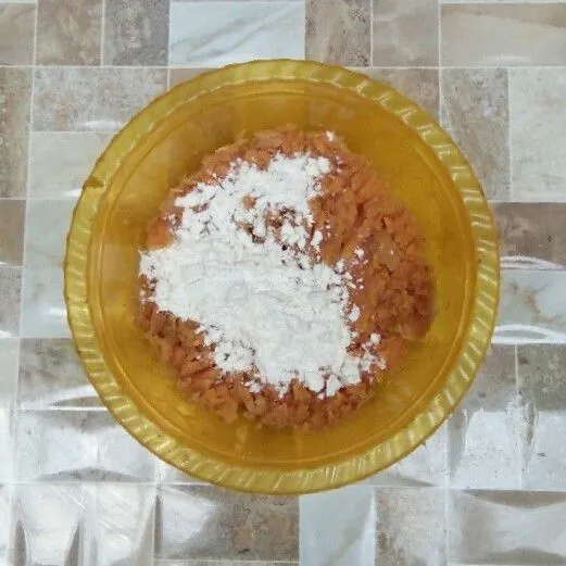 Masukkan tepung beras, gula halus, garam, tepung beras, dan air.