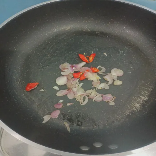 Tambahkan cabe rawit aduk hingga layu.