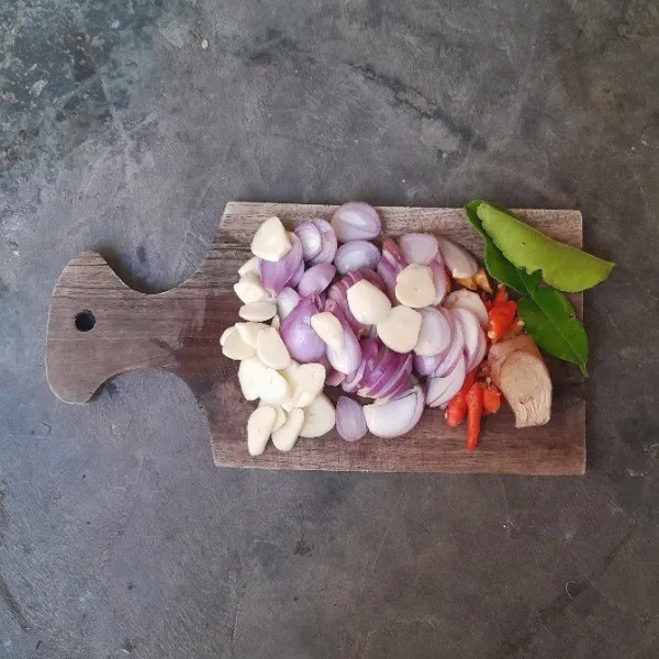 Rajang bawang merah, bawang putih, cabe rawit dan keprak lengkuas serta siapkan daun jeruk.