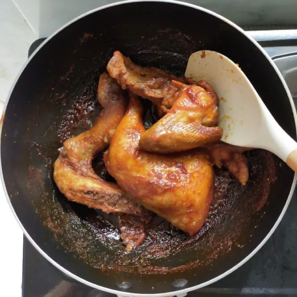Masak ayam hingga matang dan bumbu meresap.