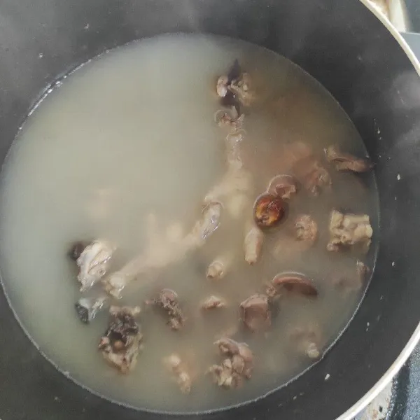Rebus ayam dan bumbu sup hingga matang