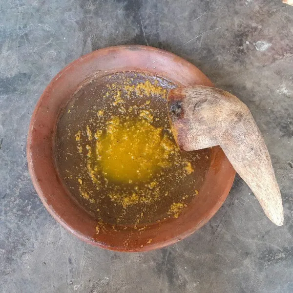 Haluskan kunyit, bawang putih dan ketumbar.