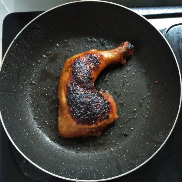Lalu panaskan teflon, panggang ayam hingga kuning kecoklatan.
