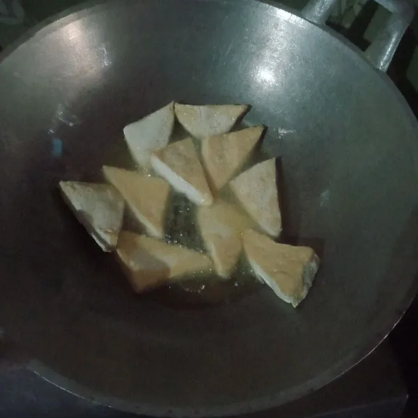 Goreng tahu hingga kerkulit, angkat tiriskan.