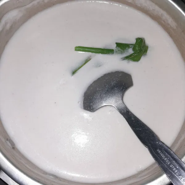 Masukan santan ke dalam panci tambahkan daun pandan dan garam, masak sampai mendidih sambil diaduk-aduk.