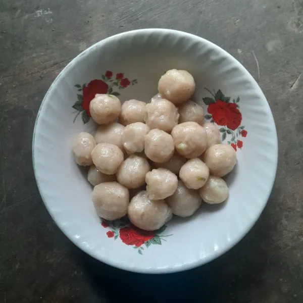 Cilok empuk siap disajikan.